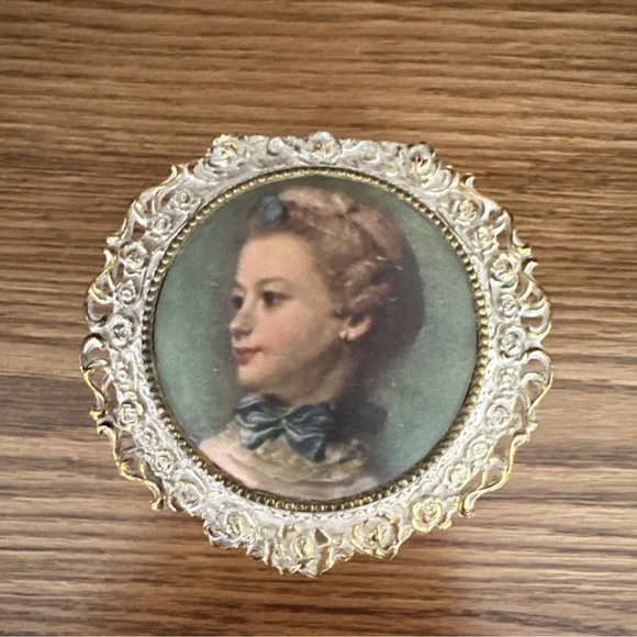 Small Victorian Ornate Gold & White
Music Trinket Box. Gold Lining. 3x4". VTG - Picture 3 of 17